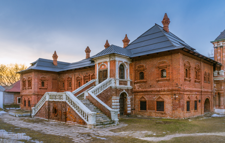 Крутицкое подворье в Москве. Митрополичья палата с южной стороны Крутицкое подворье в Москве. Митрополичья палата с южной стороны